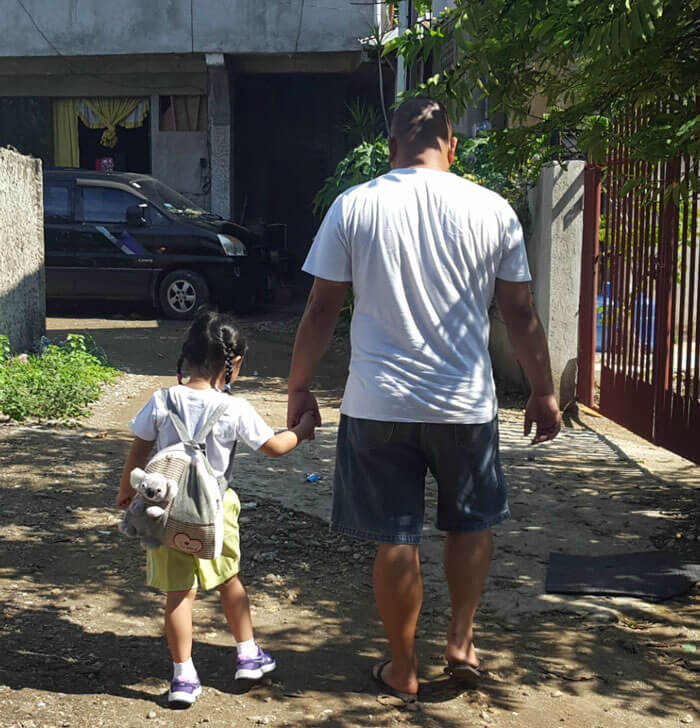 inspiringlife.pt - Mãe fotografa marido e filha de mãos dadas durante anos e o resultado não podia ser melhor