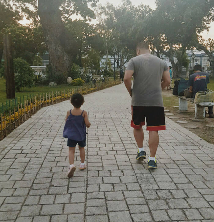 inspiringlife.pt - Mãe fotografa marido e filha de mãos dadas durante anos e o resultado não podia ser melhor