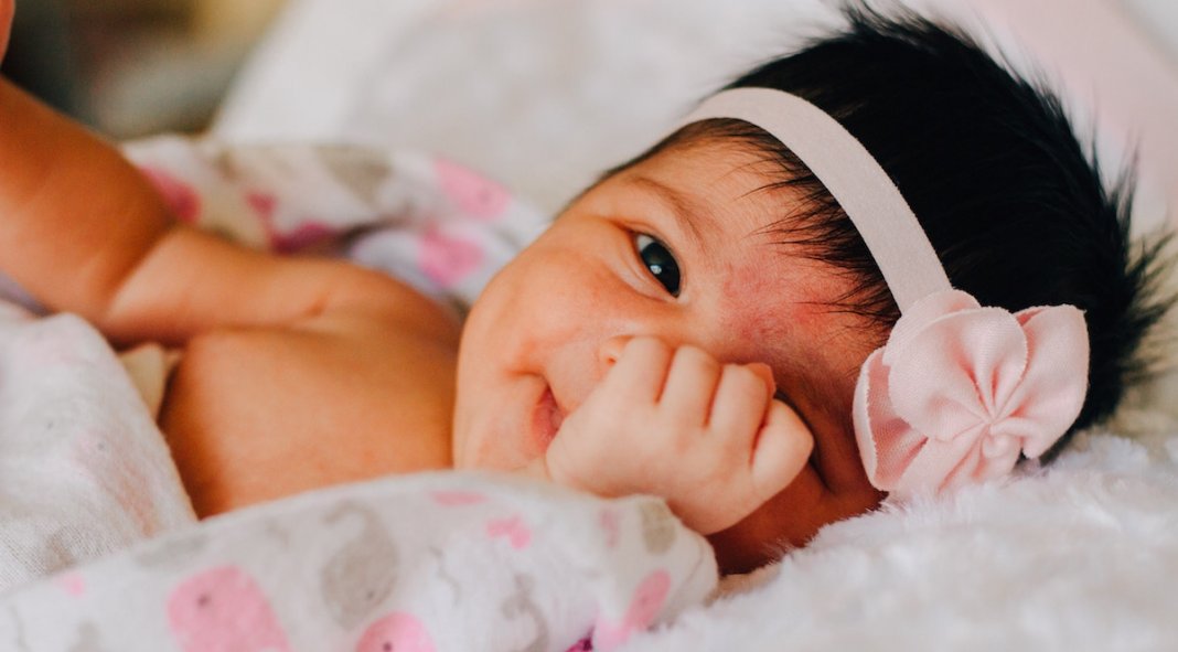 Colocar fita de cabelo em bebés pode ser prejudicial para a sua saúde