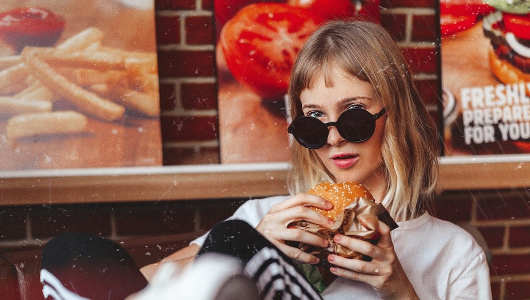 Consumo regular de fast-food pode provocar problemas de fertilidade nas mulheres