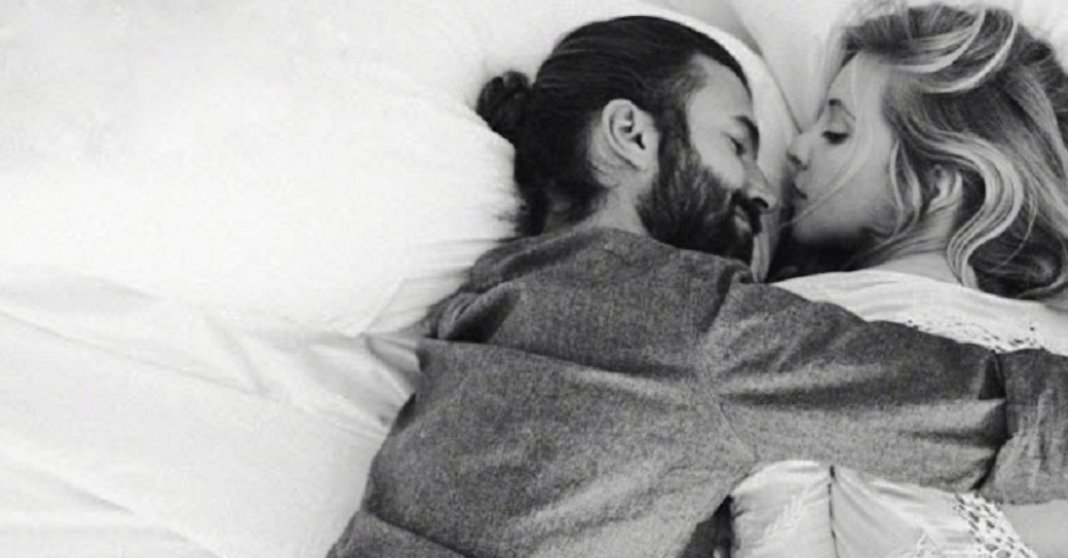 Estudo prova que dormir abraçado alivia o stress