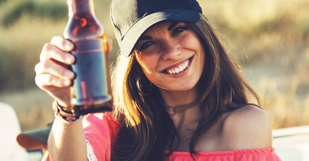 Estudo revela que mulheres que bebem cerveja são mais felizes
