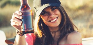 Estudo revela que mulheres que bebem cerveja são mais felizes
