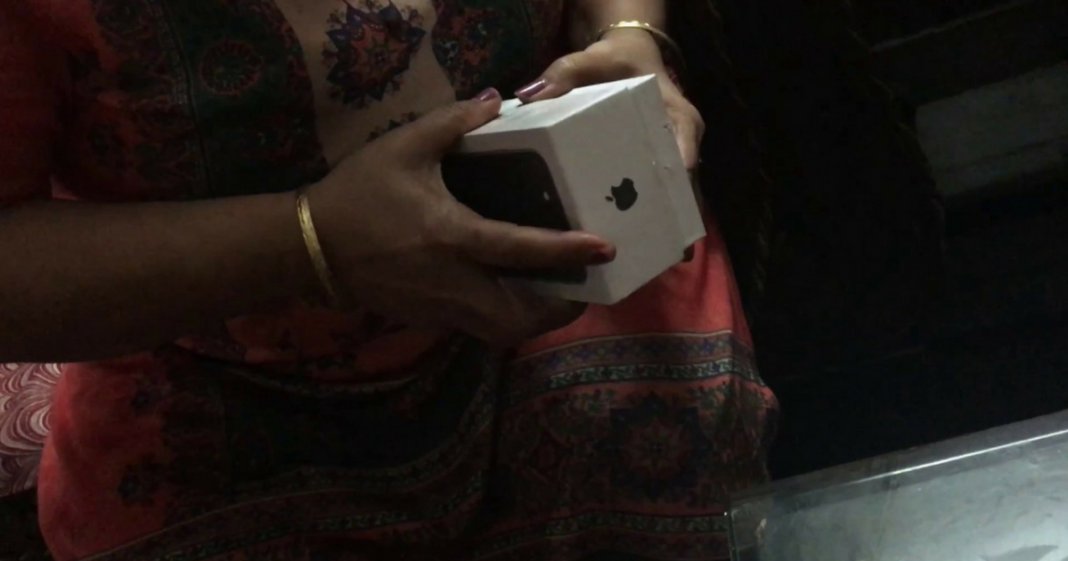 Jovem encomenda iPhone 7 na Amazon e nem quer acreditar no que vê ao abrir a caixa