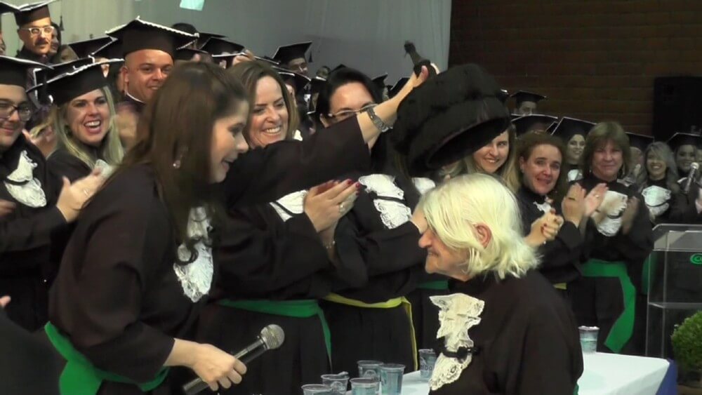 inspiringlife.pt - Mulher conclui faculdade aos 87 anos e emociona todos na cerimónia