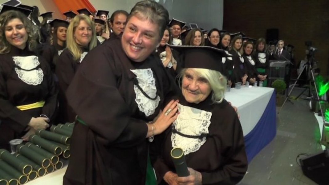 Mulher conclui faculdade aos 87 anos e emociona todos na cerimónia