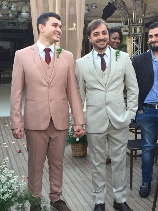 inspiringlife.pt - Damas-de-honor usam vestidos com as cores do arco-irís em casamento homossexual