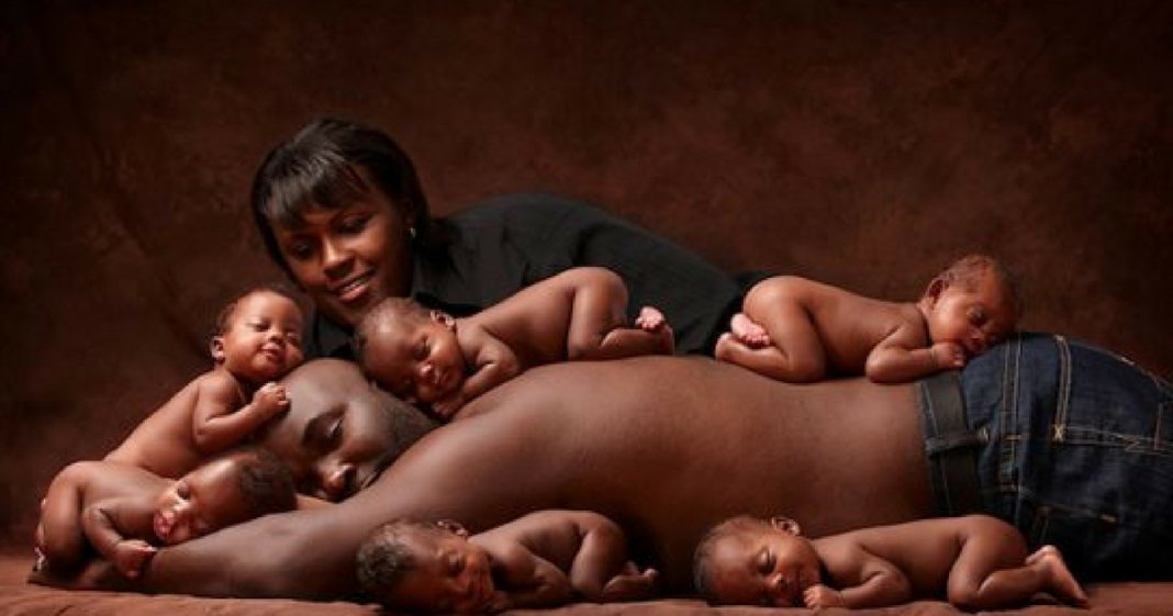Família com sêxtuplos recria fotografia de nascimento seis anos depois