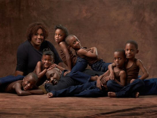 inspiringlife.pt - Família com sêxtuplos recria fotografia de nascimento seis anos depois