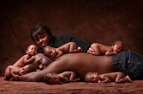 inspiringlife.pt - Família com sêxtuplos recria fotografia de nascimento seis anos depois