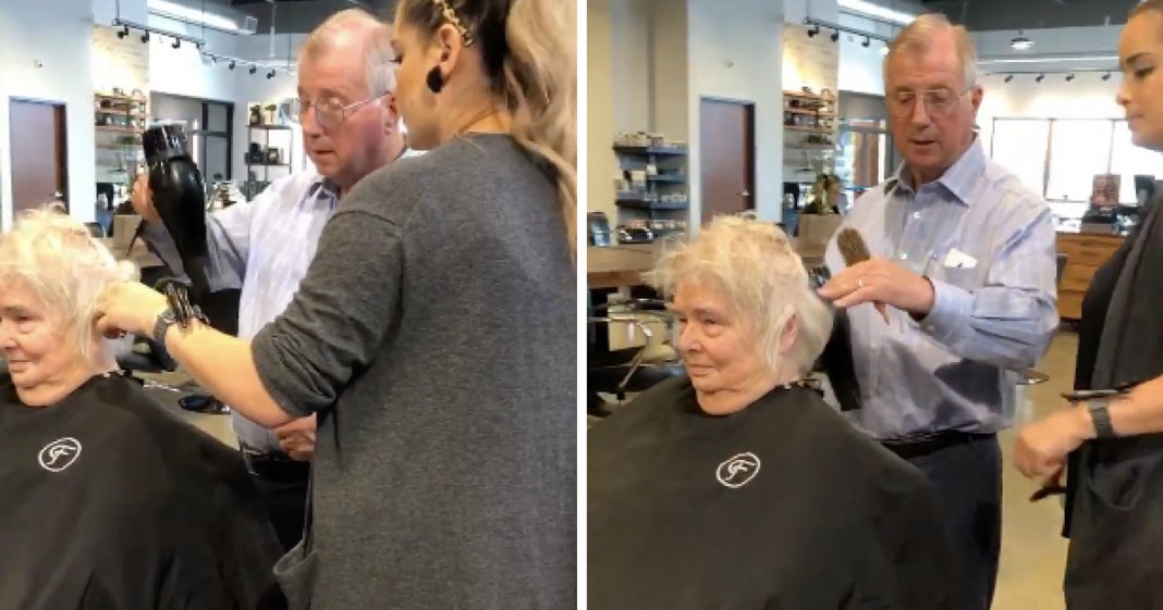 Homem aprende a fazer penteado a esposa que tem problemas de mobilidade