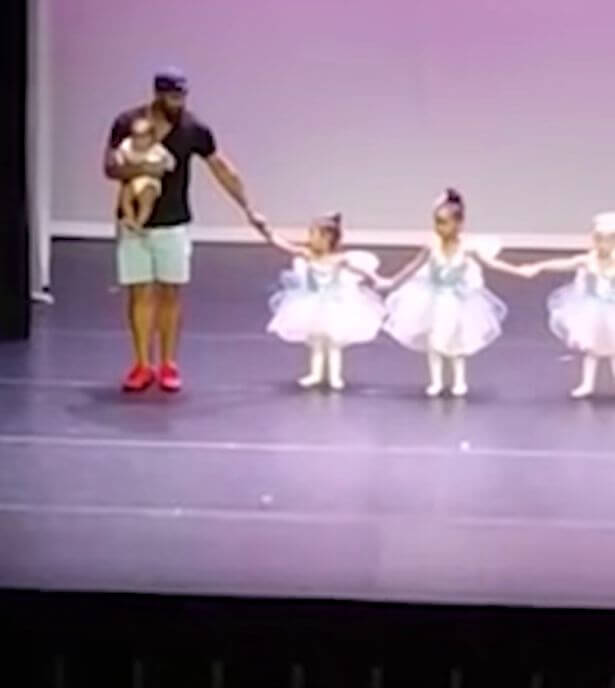 inspiringlife.pt - Pai sobe ao palco e dança ballet para ajudar a filha de dois anos com medo do palco