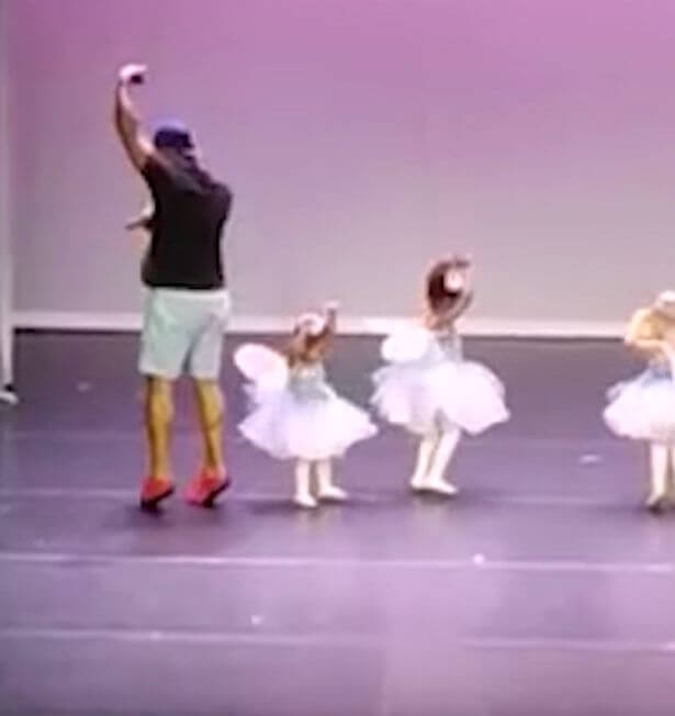inspiringlife.pt - Pai sobe ao palco e dança ballet para ajudar a filha de dois anos com medo do palco