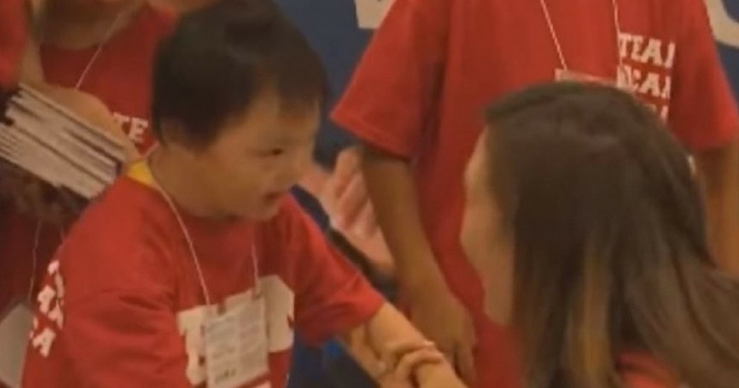 Casal adopta menina chinesa com Síndrome de Down e o primeiro encontro não podia ser melhor