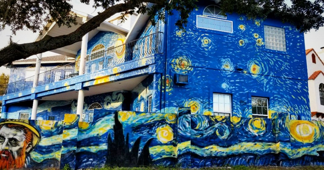 Casal pinta casa com ‘A Noite Estrelada’, de Van Gogh para ajudar filho autista