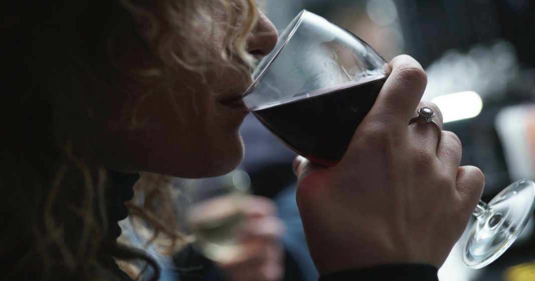Estudo revela que beber um copo de vinho tinto antes de dormir ajuda a emagrecer