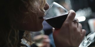 Estudo revela que beber um copo de vinho tinto antes de dormir ajuda a emagrecer