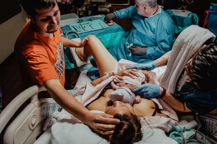 inspiringlife.pt - Fotógrafa capta momento em que um pai está a chorar após o seu filho nascer, mas o motivo é outro