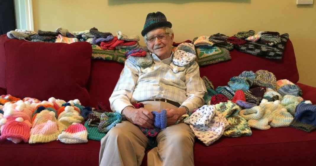 Idoso de 86 anos aprende a tricotar para fazer gorros para bebés prematuros