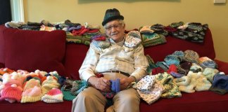 Idoso de 86 anos aprende a tricotar para fazer gorros para bebés prematuros