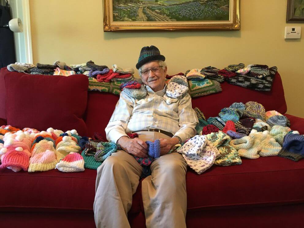 inspiringlife.pt - Idoso de 86 anos aprende a tricotar para fazer gorros para bebés prematuros