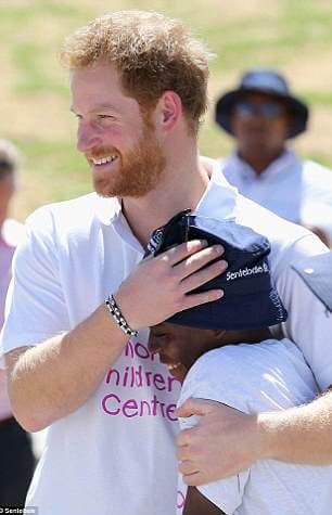 inspiringlife.pt - Príncipe Harry convidou jovem órfão africano que conheceu há 14 anos atrás para o seu casamento