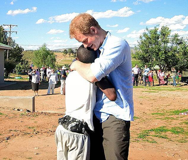 inspiringlife.pt - Príncipe Harry convidou jovem órfão africano que conheceu há 14 anos atrás para o seu casamento