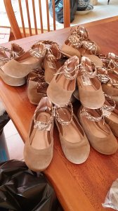 inspiringlife.pt - Mulher sai de loja com 115 pares de sapatos para crianças africanas