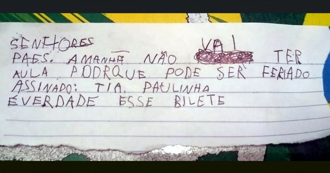 Criança entrega bilhete à mãe em nome da professora a dizer que não ia haver aula porque “podia ser feriado”