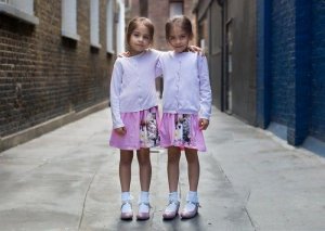 inspiringlife.pt - 21 fotografias de gémeos idênticos que provam o quão eles são diferentes