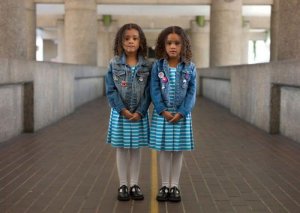 inspiringlife.pt - 21 fotografias de gémeos idênticos que provam o quão eles são diferentes