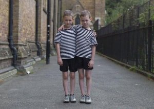 inspiringlife.pt - 21 fotografias de gémeos idênticos que provam o quão eles são diferentes