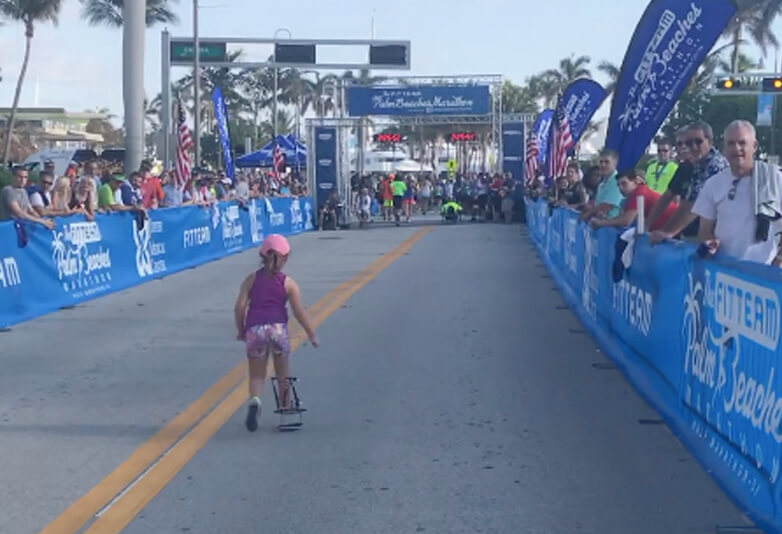 inspiringlife.pt - Menina com deficiência surpreende todos ao terminar uma corrida de 5 Km's