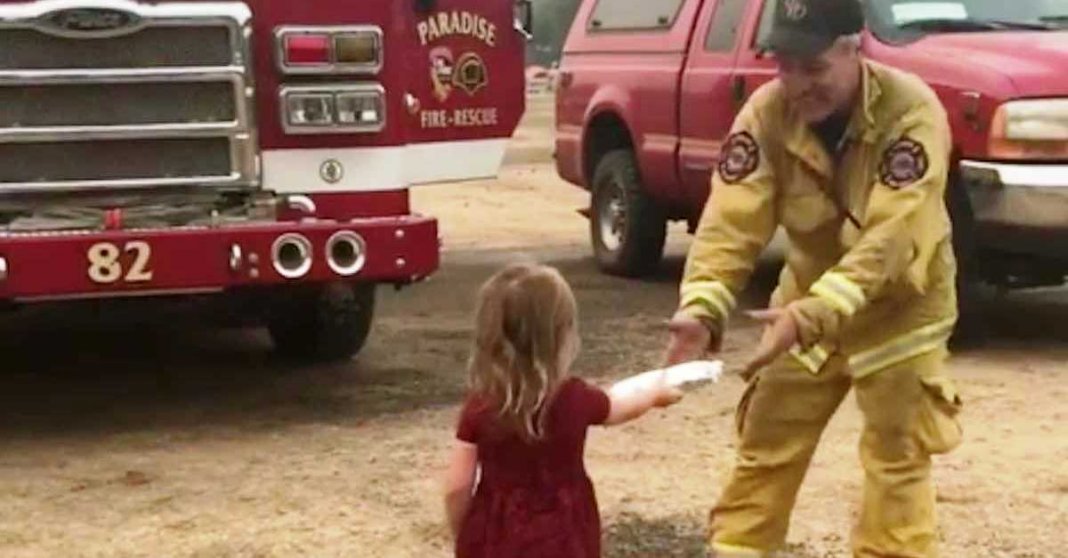 Menina distribui comida aos bombeiros durante um grave incêndio na Califórnia