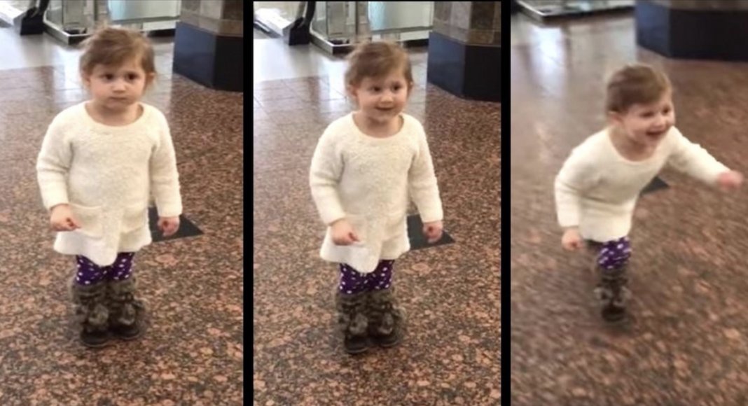 Menina tem reacção adorável com surpresa que mãe lhe preparou no aeroporto