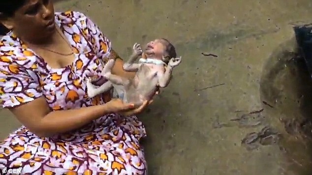 mulher-resgata-recem-nascido-abandonado-no-fundo-de-um-esgoto2
