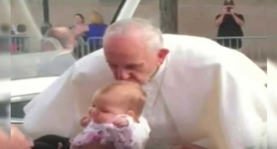 Papa beija cabeça de bebé e o seu tumor cerebral incurável diminui drasticamente