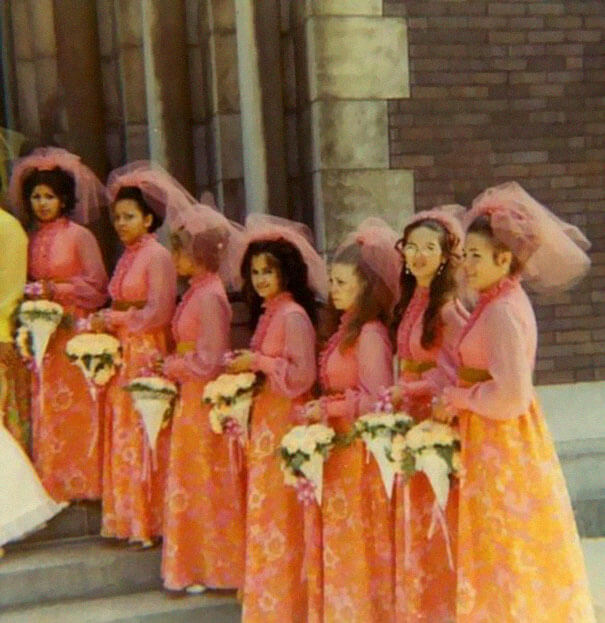 inspiringlife.pt - 30 vestidos de damas de honor antigos ridículos que mostram o quanto os tempos mudaram