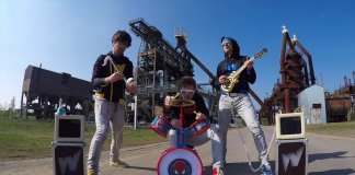 Banda toca cover de “Rage Against the Machine” com instrumentos de brincar