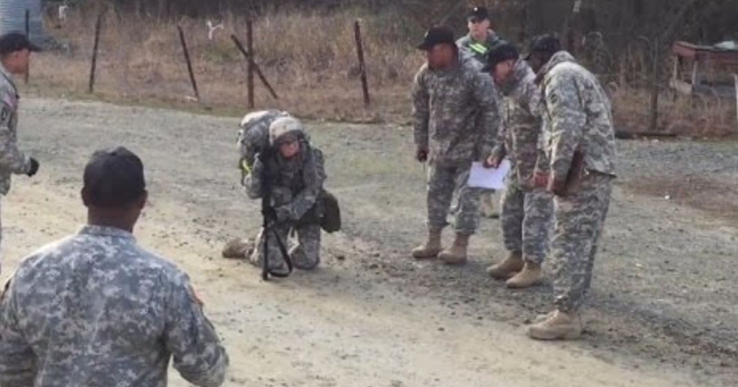 Capitã do exército quase desfalece a terminar prova, mas apoio dos colegas inspira internautas
