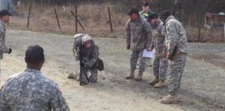 Capitã do exército quase desfalece a terminar prova, mas apoio dos colegas inspira internautas
