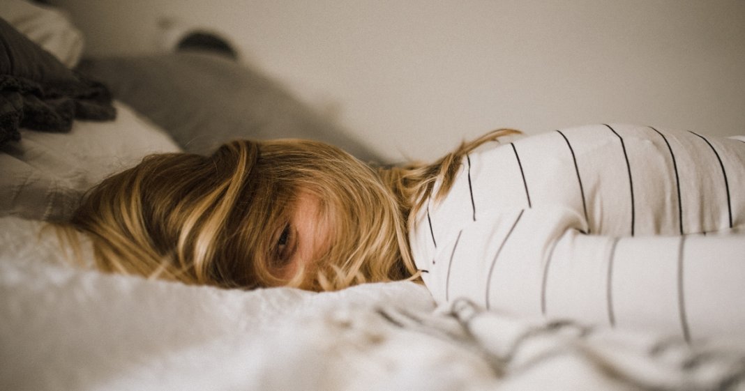 Dormir mais de 10 horas e continuar com sono pode ser sinal de hipersonia