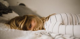 Dormir mais de 10 horas e continuar com sono pode ser sinal de hipersonia