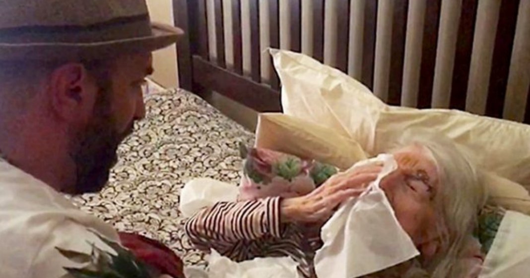 Homem dedica canção a avó no seu aniversário e emociona o Mundo
