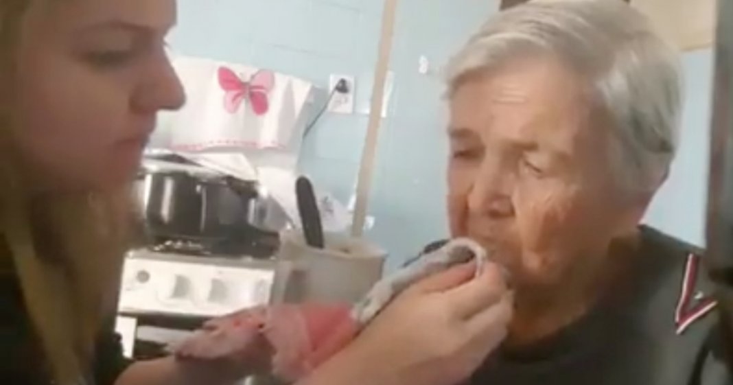 Mulher ajuda a avó a comer a sopa e esta agradece de uma forma completamente inesperada