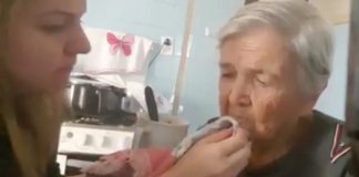 Mulher ajuda a avó a comer a sopa e esta agradece de uma forma completamente inesperada