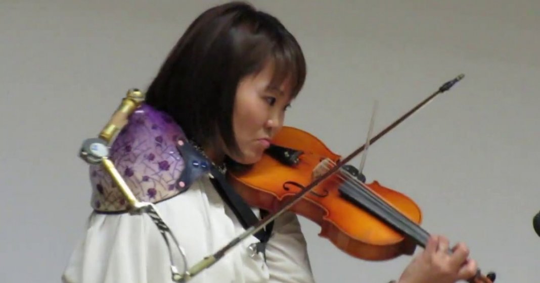 Nadadora paralímpica toca violino com braço protético numa performance de tirar o fôlego