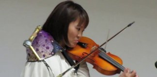 Nadadora paralímpica toca violino com braço protético numa performance de tirar o fôlego