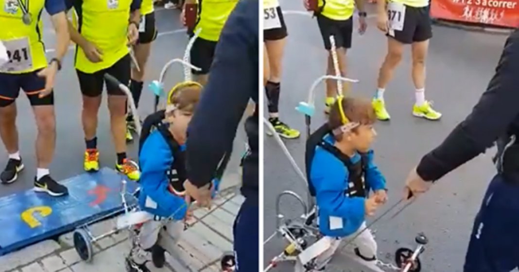 Pai dá verdadeira lição de força ao ajudar filho deficiente a cortar meta em maratona
