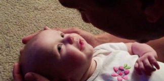 Reacção adorável de bebé a ouvir o pai cantar conquista o Mundo